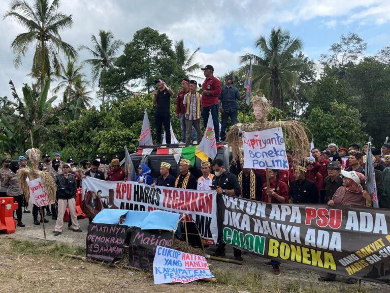 Massa Aliansi Masyarakat Penyelamat Pesawaran (AMPP) menggelar aksi unjuk rasa di depan KPU Pesawaran menuntut PSU, 17 Maret 2025.